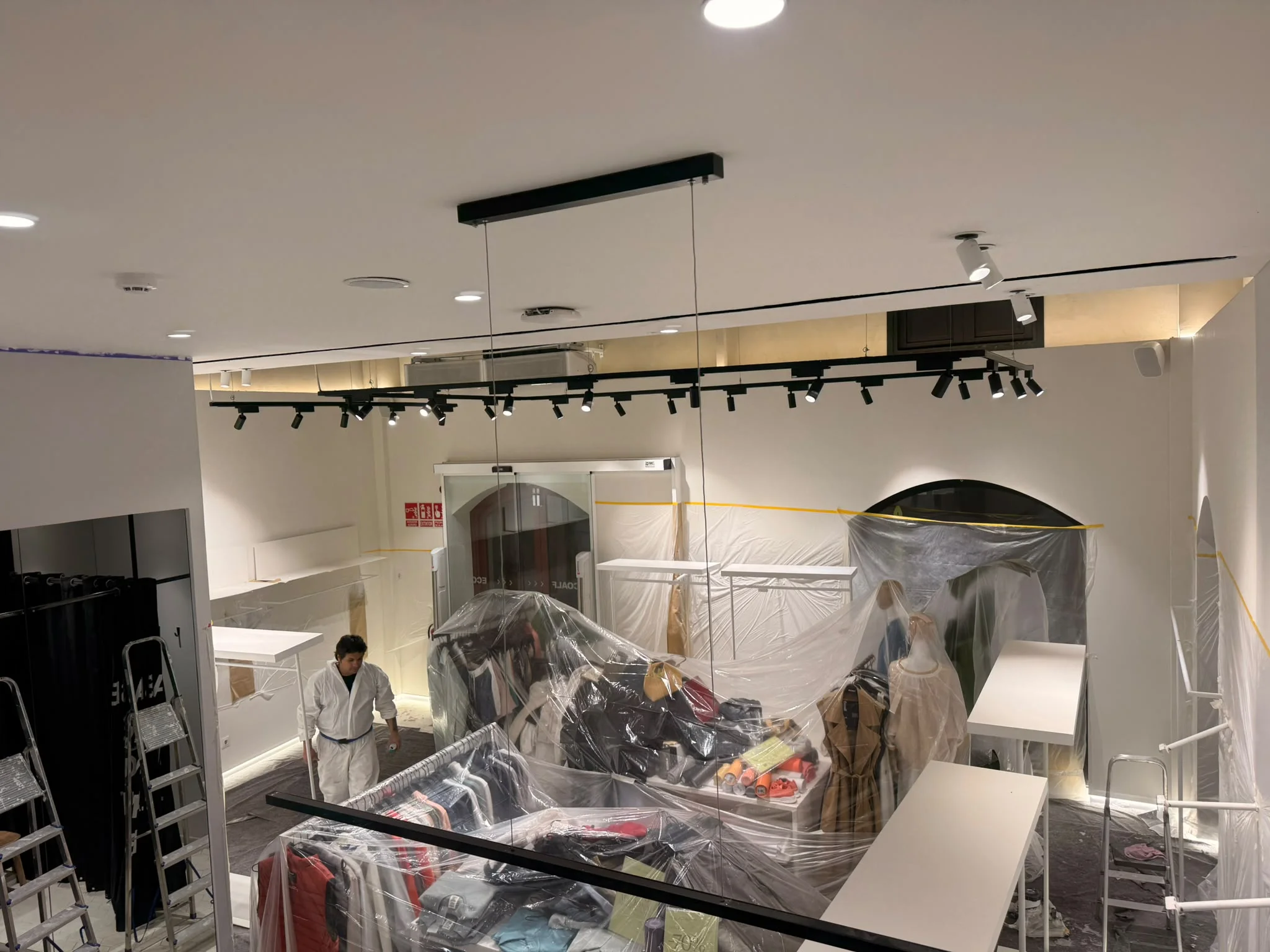 Vista general de la tienda de moda con la pintura terminada