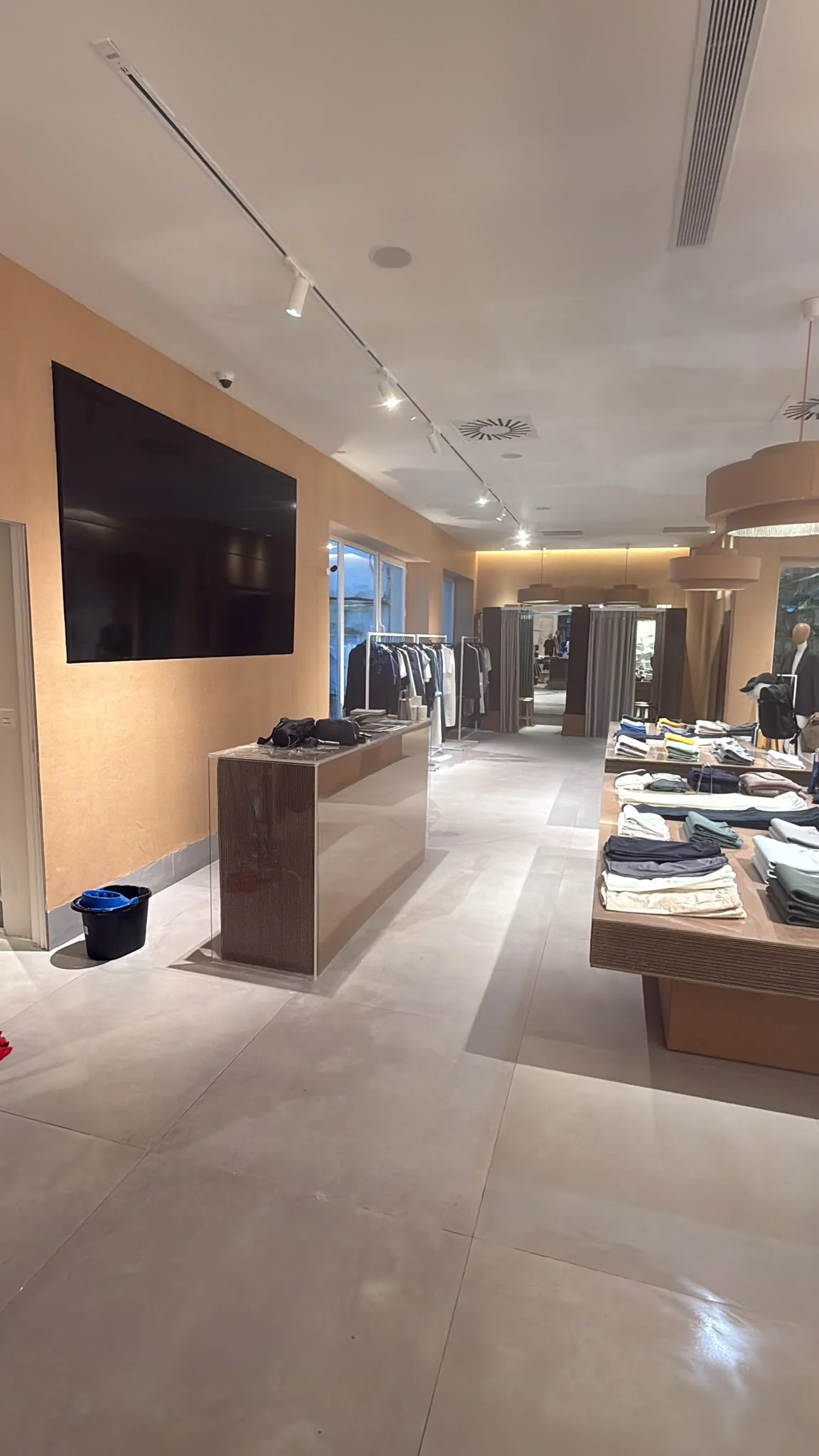 Tienda de moda protegida con plásticos durante el trabajo de pintura
