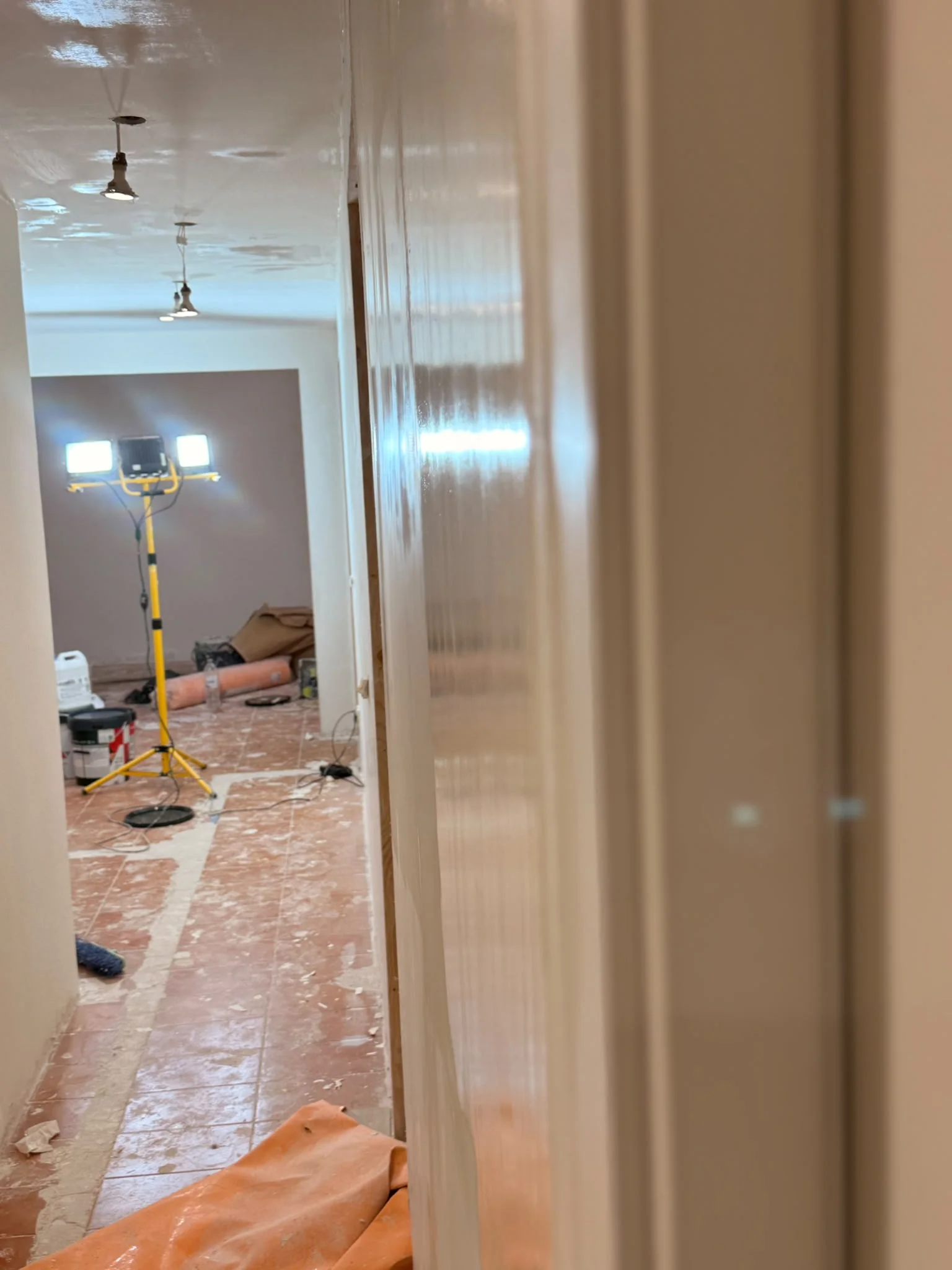 Vivienda en obras con el suelo protegido e iluminación de trabajo