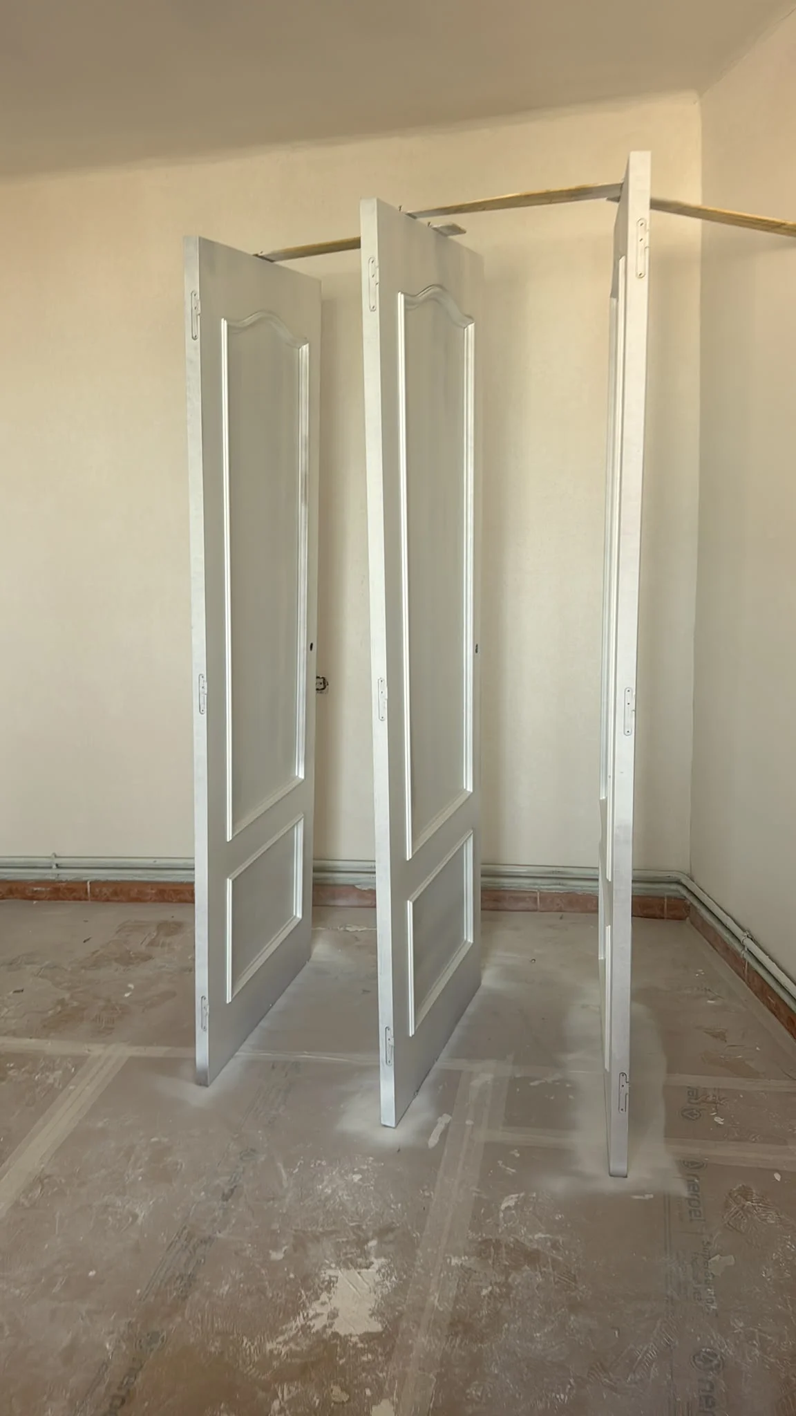 Puertas interiores lacadas en blanco secándose tras el trabajo de Pintum